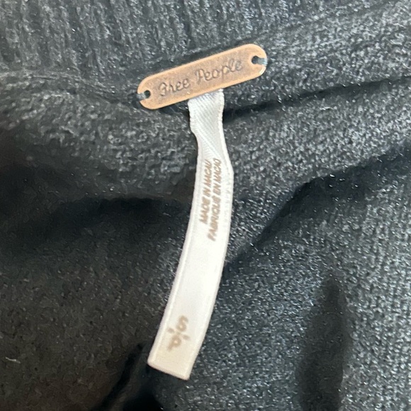 EUC FREE PEOPLE OVERSIZED V-NECK SWEATER IN CHARCOAL GREY. SIZE SMALL. - Picture 8 of 9